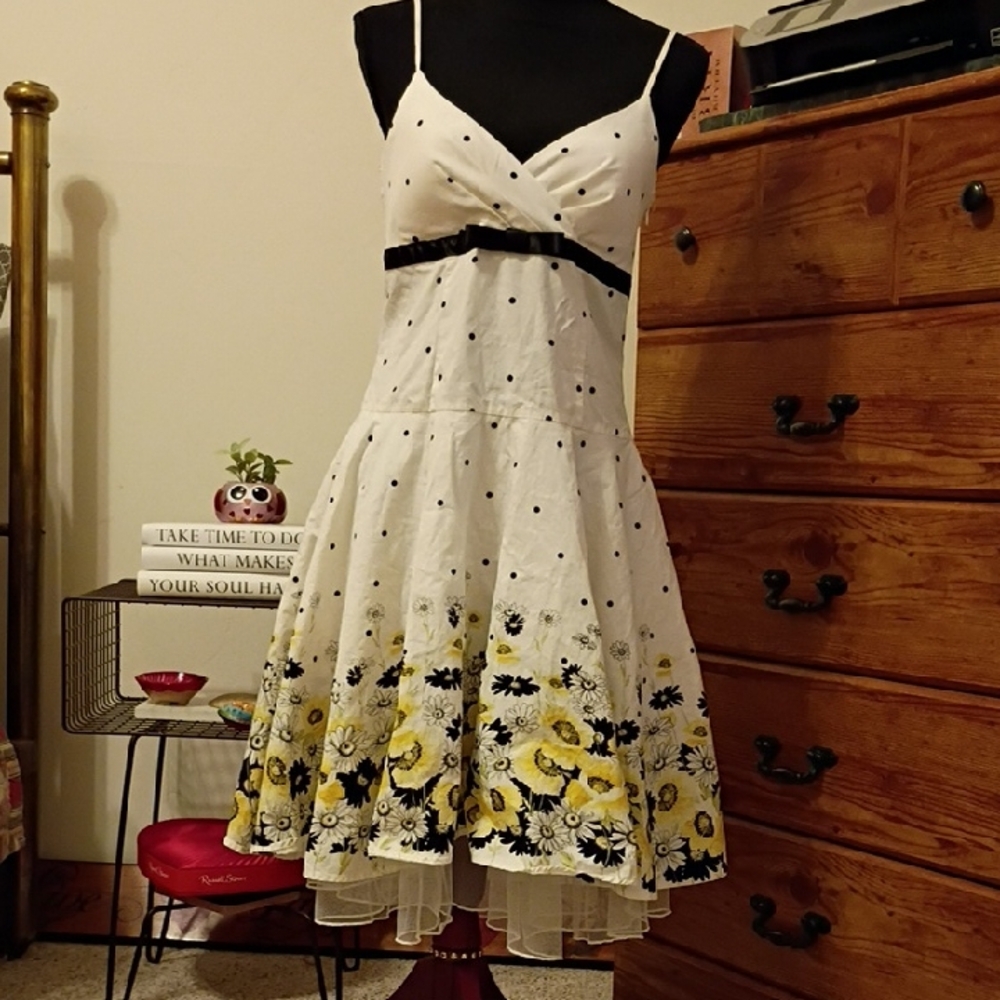 City Triangle Floral White and Yellow Sun Flower Dress Size 11. Beautiful.